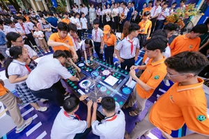 Học sinh hăng say trải nghiệm tại ngày hội STEM.