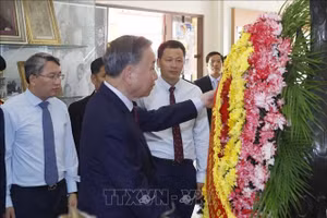 Tổng Bí thư, Chủ tịch nước Tô Lâm dâng hoa tưởng niệm Bác Hồ tại Khu di tích Chủ tịch Hồ Chí Minh ở tỉnh Udon Thani. Ảnh: Thống Nhất/TTXVN.