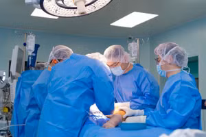 Cuộc phẫu thuật đầy căng thẳng của đội ngũ bác sĩ Vinmec.