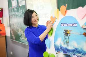 Cô Lã Bích Nga, giáo viên môn Ngữ văn Trường Liên cấp Việt - Úc Hà Nội đang chuẩn bị cho tiết học "Tìm hiểu về nhà giàn DK1".