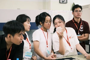 Nữ sinh Trường Đại học Bách khoa TPHCM say mê nghiên cứu. Ảnh: HCMUT.