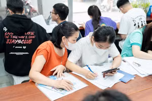 Học sinh đăng ký nguyện vọng xét tuyển tại Trường Đại học Công Thương TPHCM. Ảnh: HUIT. 