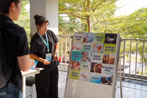 Người trẻ tìm hiểu các biện pháp hạn chế bệnh dạ dày.