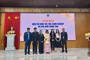 PGS. TS Lê Thị Nam Giang - Viện trưởng Viện Sở hữu trí tuệ, Khởi nghiệp và Đổi mới sáng tạo cùng các thành viên. Ảnh: Thùy Linh. 