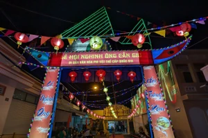 Cổng chào vào Lăng Ông Thủy Tướng - Hải Thần Miếu rực rỡ sắc màu. Ảnh: T.L. 
