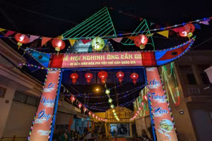 Cổng chào vào Lăng Ông Thủy Tướng - Hải Thần Miếu rực rỡ sắc màu. Ảnh: T.L. 