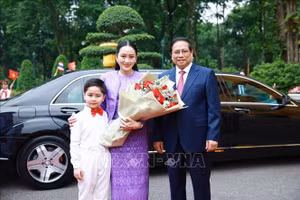 Thủ tướng Phạm Minh Chính đón Thủ tướng Thái Lan Paetongtarn Shinawatra. (Ảnh: Dương Giang/TTXVN)