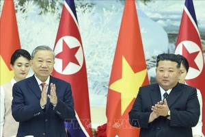 Tổng Bí thư Tô Lâm và Tổng Bí thư, Chủ tịch Quốc vụ Triều Tiên Kim Jong Un tại Tiệc chiêu đãi. Ảnh: Thống Nhất/TTXVN