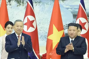 Tổng Bí thư Tô Lâm và Tổng Bí thư, Chủ tịch Quốc vụ Triều Tiên Kim Jong Un tại Tiệc chiêu đãi. Ảnh: Thống Nhất/TTXVN
