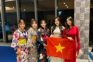 Lê Đỗ Thanh Tú (ngoài cùng bên phải) đại diện Việt Nam tại Mạng lưới Lãnh đạo Môi trường Thanh niên ASEAN - Nhật Bản ở Jakarta (Indonesia). Ảnh: NVCC. 