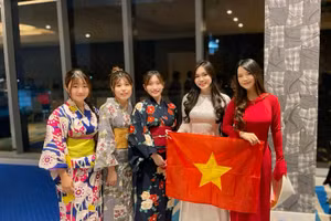 Lê Đỗ Thanh Tú (ngoài cùng bên phải) đại diện Việt Nam tại Mạng lưới Lãnh đạo Môi trường Thanh niên ASEAN - Nhật Bản ở Jakarta (Indonesia). Ảnh: NVCC. 