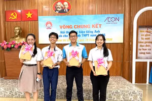  Trần Nguyên Chương (thứ 2 bên phải). 