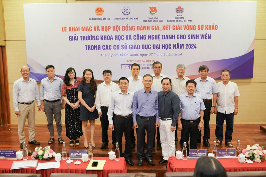 Hội đồng đánh giá xét Giải thưởng KHCN dành cho sinh viên năm 2024.