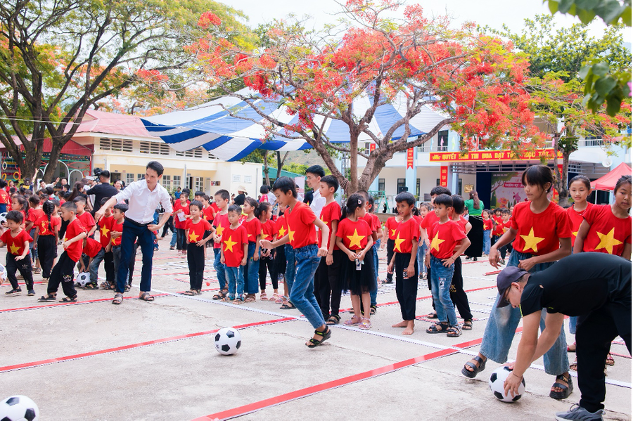 Một giờ học ngoại khóa của các em Trường Bán trú Tiểu học số 1 Na Sang, Na Sang Mường Chà, tỉnh Điện Biên.