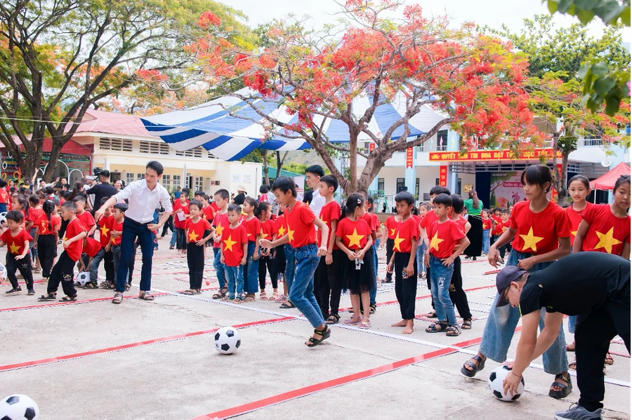 Một giờ học ngoại khóa của các em Trường Bán trú Tiểu học số 1 Na Sang, Na Sang Mường Chà, tỉnh Điện Biên.