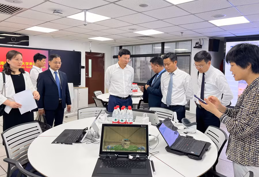 VNU tham TT giang day DH Bac Kinh (1).jpg