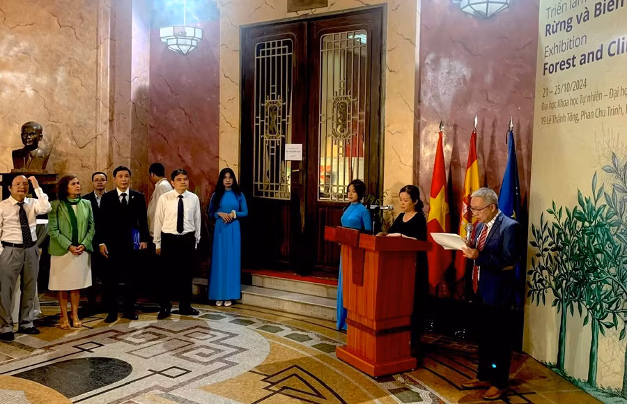 Lễ khai mạc Triển lãm Rừng và biến đổi khí hậu.