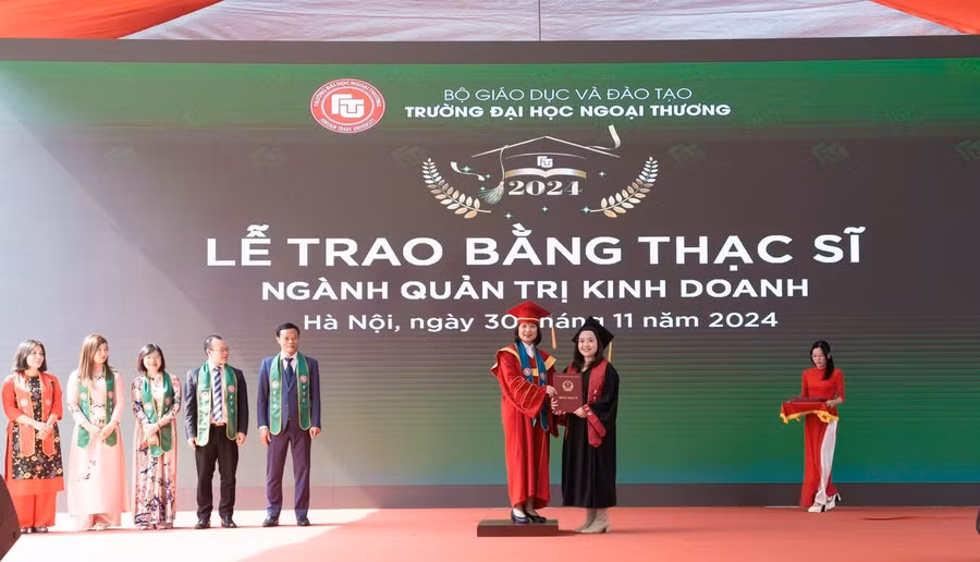 Trường Đại học Ngoại thương trao bằng tốt nghiệp cho các tân tiến sĩ, thạc sĩ.