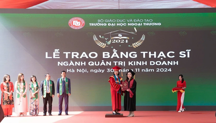 Trường Đại học Ngoại thương trao bằng tốt nghiệp cho các tân tiến sĩ, thạc sĩ.