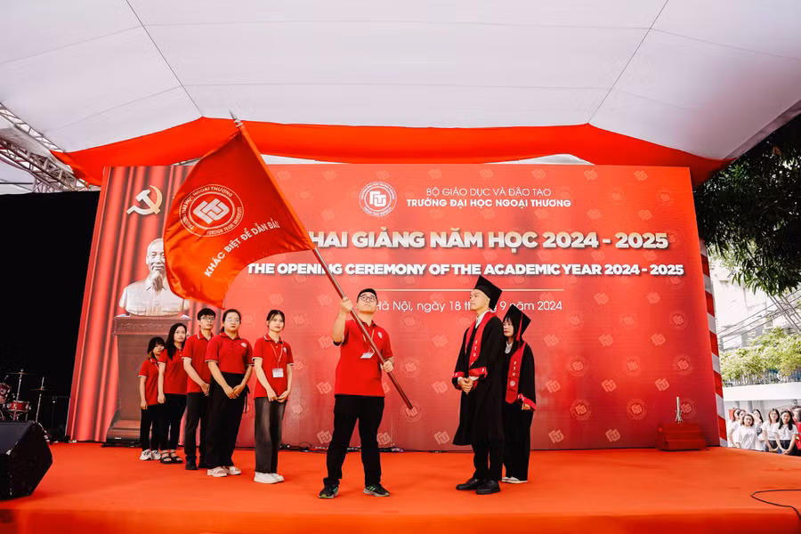 Trường ĐH Ngoại thương khai giảng năm học mới.