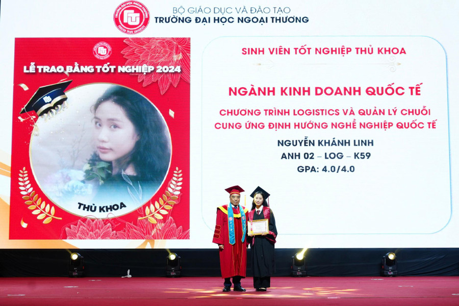 PGS Bùi Anh Tuấn - Hiệu trưởng Trường ĐH Ngoại thương khen thưởng cho thủ khoa khóa học.