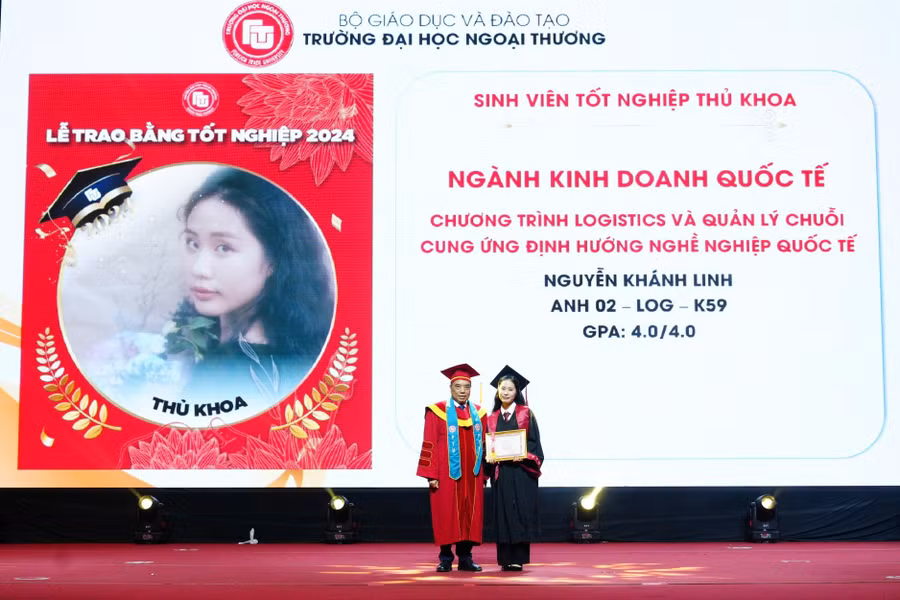 PGS Bùi Anh Tuấn - Hiệu trưởng Trường ĐH Ngoại thương khen thưởng cho thủ khoa khóa học.