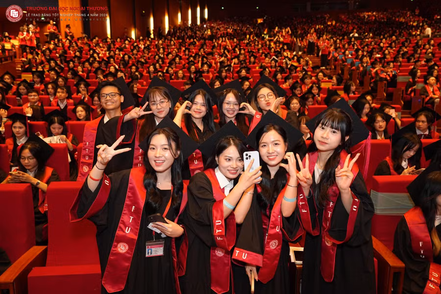 Ngoai thuong trao bang 2.JPG