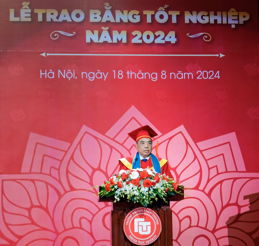 Ngoai thuong trao bang 1.jpg