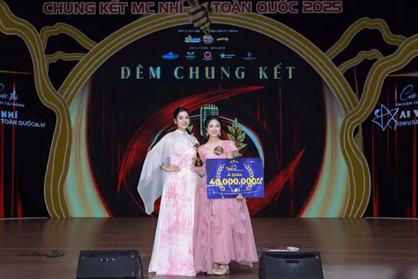 Gia Hân (phải), học sinh Trường THCS & THPT Nguyễn Tất Thành xuất sắc giành Á quân MC nhí toàn quốc 2025
