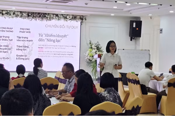 Lớp tập huấn có 43 học viên thuộc các phường, xã có đông học sinh khuyết tật học hòa nhập.