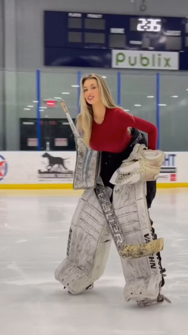 Ngất ngây màn tái xuất của ‘sao khúc côn cầu quyến rũ nhất thế giới'