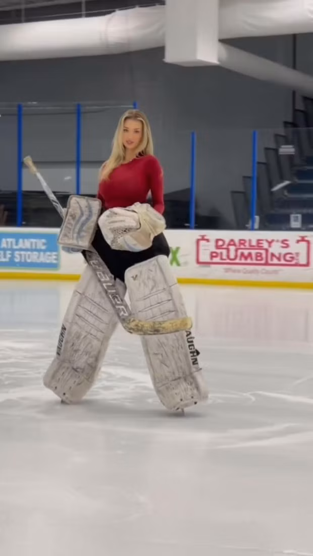 Ngất ngây màn tái xuất của ‘sao khúc côn cầu quyến rũ nhất thế giới'