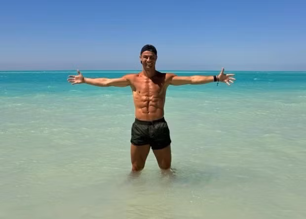 Ronaldo khoe dáng 'chuẩn không cần chỉnh’ ở bãi biển Ả Rập