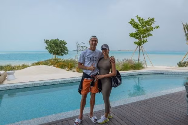 Ronaldo khoe dáng 'chuẩn không cần chỉnh’ ở bãi biển Ả Rập