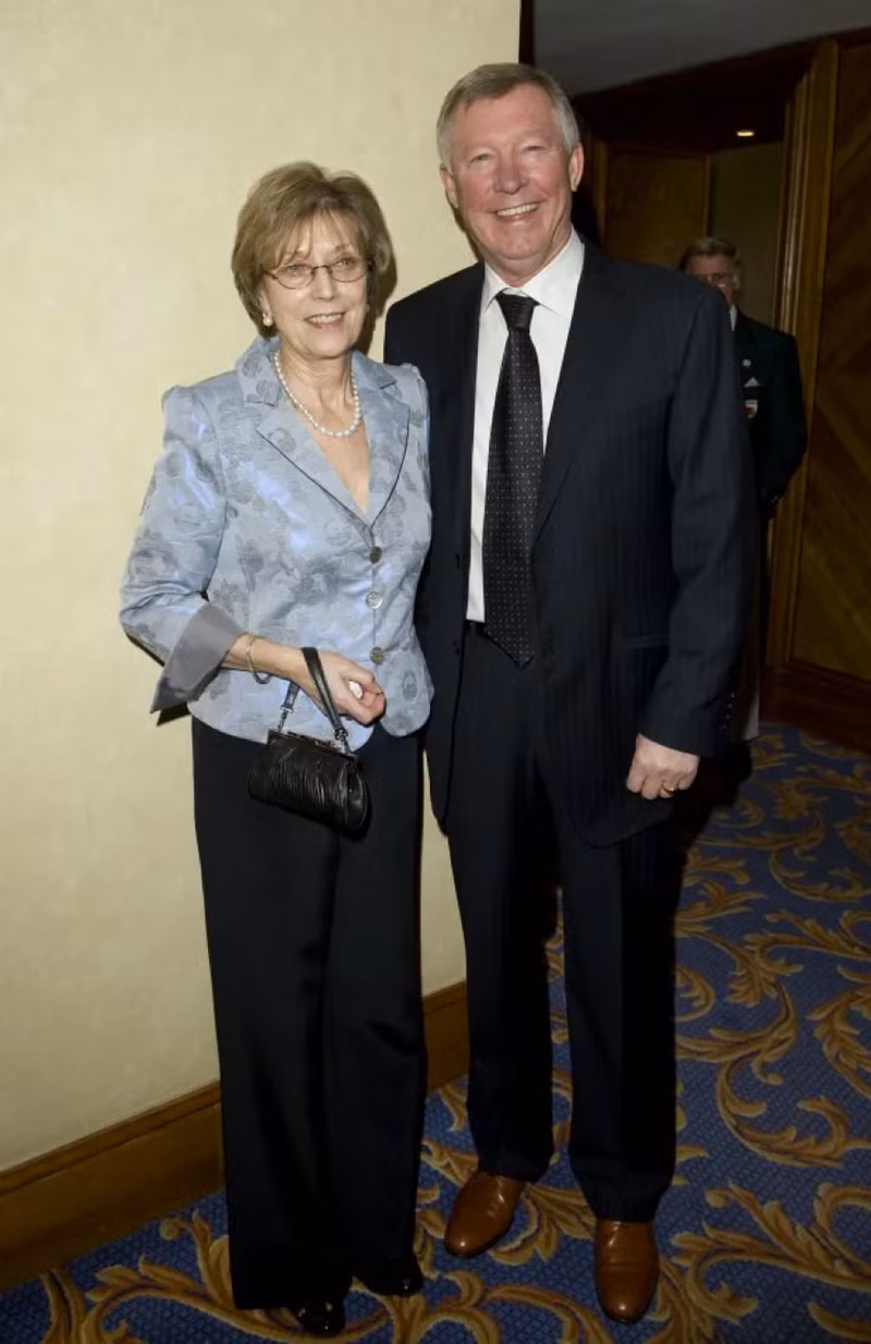 Quy luật của sinh – lão – bệnh – tử không ngoại lệ với bất kỳ ai. Bà Cathy đã trút hơi thở cuối cùng sáng 5/10, hưởng thọ 84 tuổi. Ảnh hiếm 60 năm bên nhau của vợ chồng Ngài Alex Ferguson