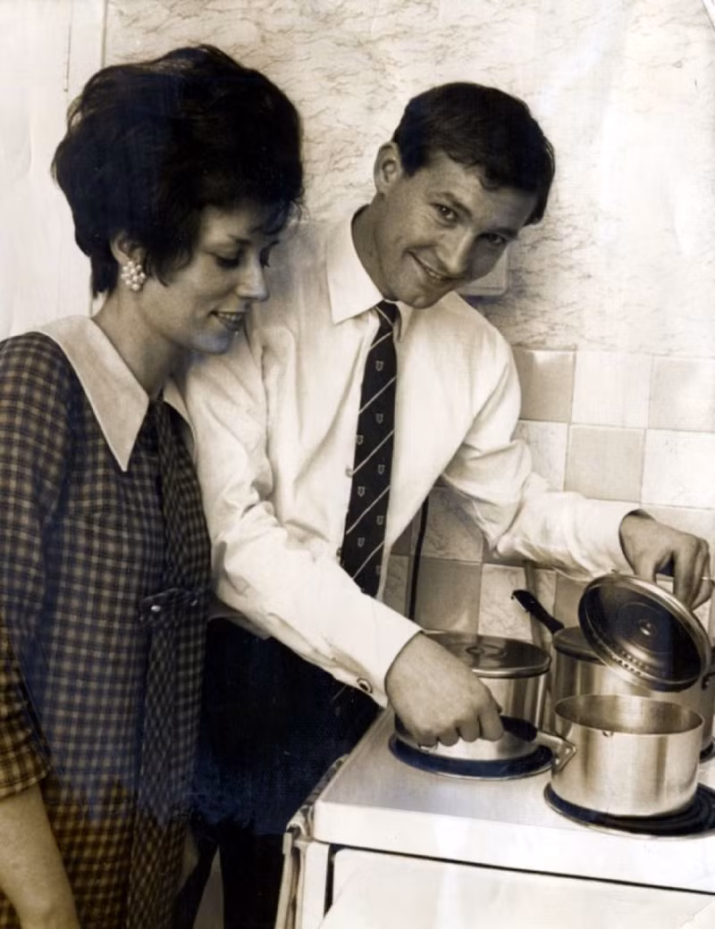 Sir Alex gặp bà Cathy năm 1964, khi ông 23 tuổi còn bà 26 tuổi và kết hôn 2 năm sau đó. Ảnh hiếm 60 năm bên nhau của vợ chồng Ngài Alex Ferguson