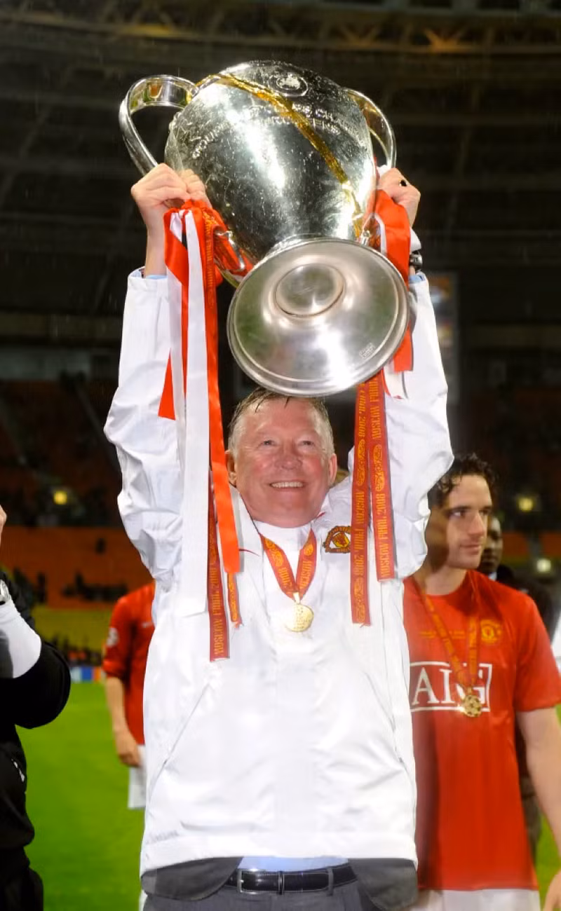 Cũng trong khoảng thời gian ‘làm thêm’ 11 năm này, ông Ferguson còn giúp Man Utd thêm 2 lần vô địch Champions League. Ảnh hiếm 60 năm bên nhau của vợ chồng Ngài Alex Ferguson