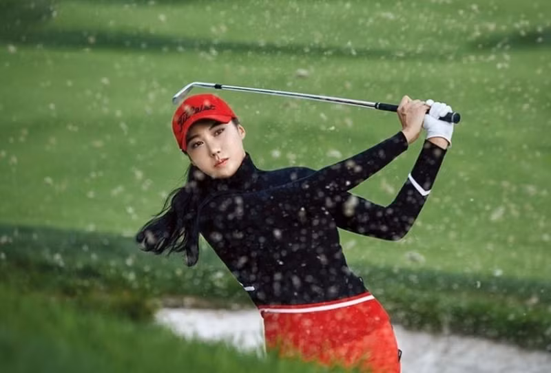 Nữ golf thủ Hàn Quốc khoe đường cong đẹp như người mẫu