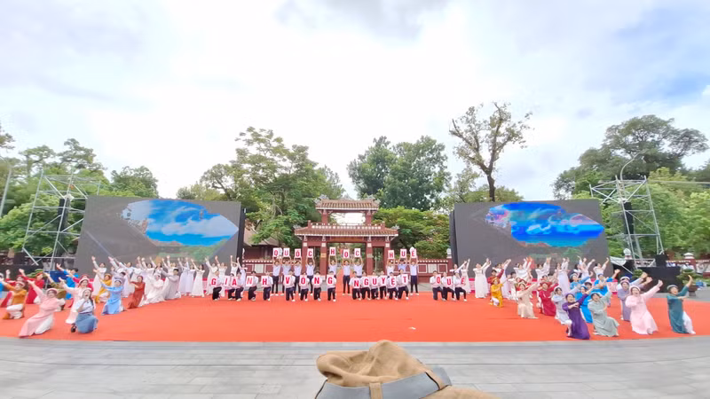 Hàng nghìn người ‘tiếp lửa’ cho Nguyễn Minh Triết tại điểm cầu Thừa Thiên – Huế