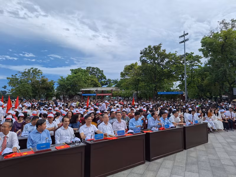Hàng nghìn người ‘tiếp lửa’ cho Nguyễn Minh Triết tại điểm cầu Thừa Thiên – Huế