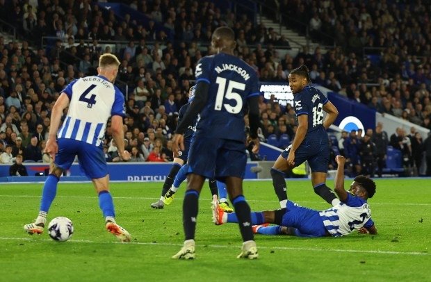 Chùm ảnh: Cole Palmer tiếp tục toả sáng, Chelsea sáng cửa dự Europa League 