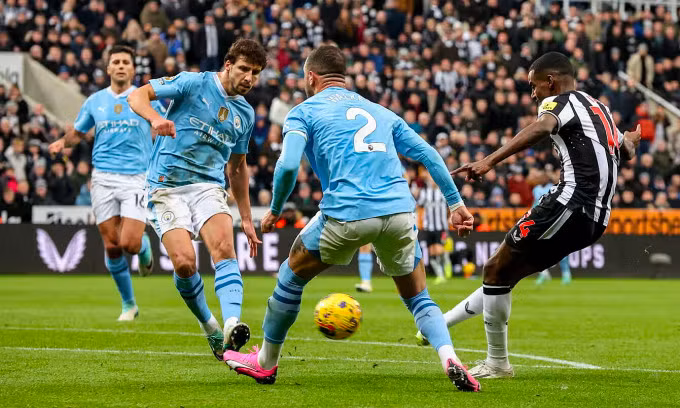 Bruyne giúp Man City thắng Newcastle, phả hơi nóng vào Liverpool 