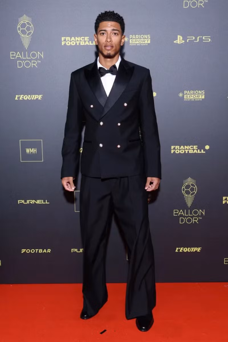 ‘Cậu bé vàng’ Bellingham tán tỉnh ca sĩ nóng bỏng 