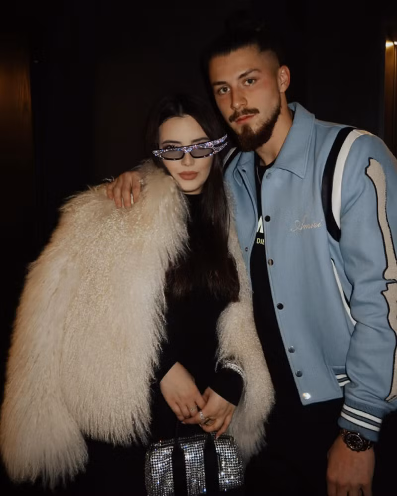 Cặp trai tài gái sắc này bắt đầu gặp gỡ và hẹn hò từ năm 2021. Thêm nàng WAG tuyệt sắc cập bến Ngoại hạng Anh