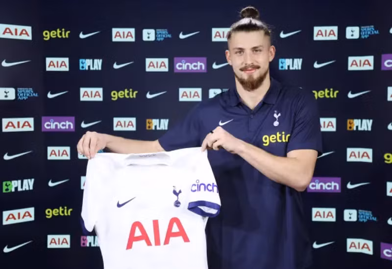 Tottenham vừa ký hợp đồng 6,5 năm với hậu vệ Radu từ Genoa thuộc giải Serie A. Thêm nàng WAG tuyệt sắc cập bến Ngoại hạng Anh