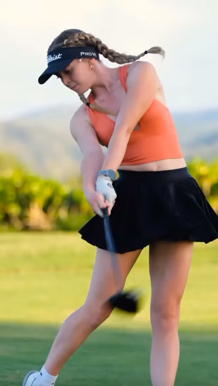 Charis khoe vóc dáng săn chắc khi thể hiện kỹ năng chơi golf. Ngất ngây nhan sắc tay golf quyến rũ nhất thế giới