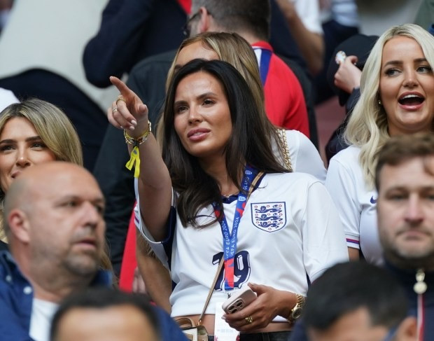 Hình ảnh cực tình của tuyển thủ Anh với vợ và bạn gái trên khái đài EURO 2024
