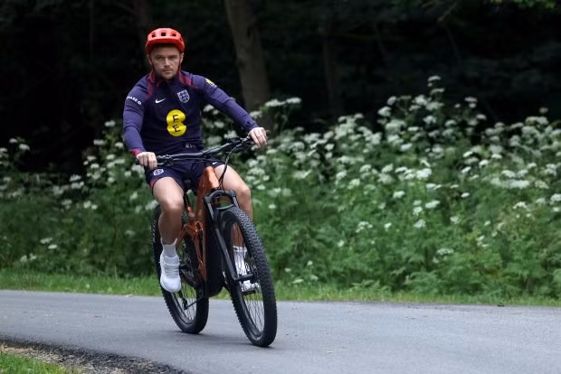 Tuyển thủ Anh thư giãn lạ sau trận thắng nhọc nhằn Serbia