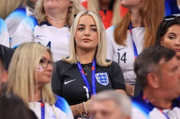 Hình ảnh cực tình của tuyển thủ Anh với vợ và bạn gái trên khái đài EURO 2024