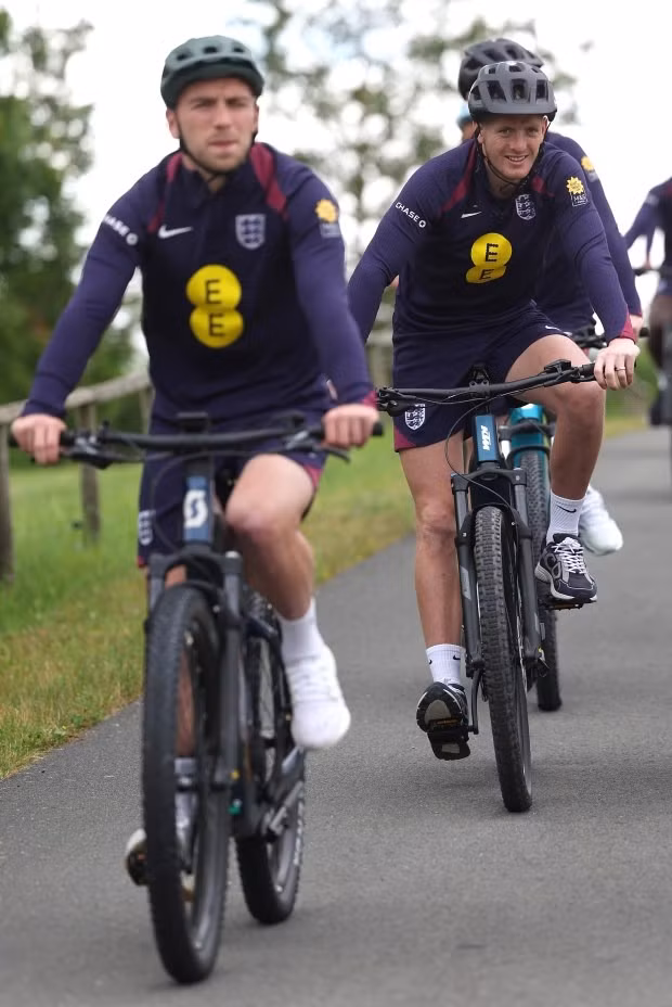 Tuyển thủ Anh thư giãn lạ sau trận thắng nhọc nhằn Serbia